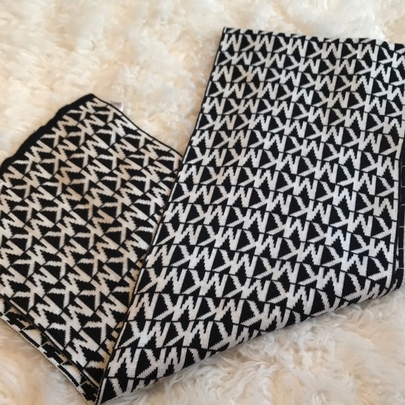 Michael Kors Scarf ⛄️ - Picture 4 of 5